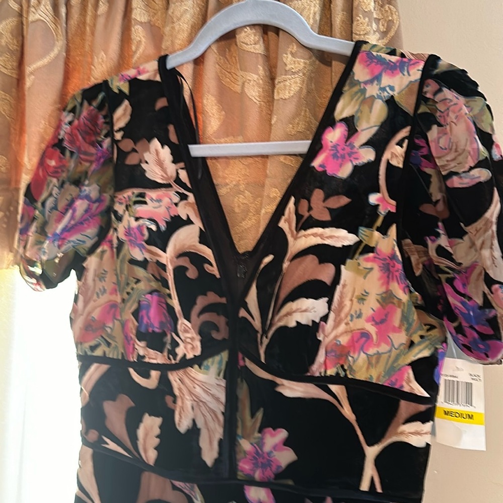 Selling dress because it’s a bit tight on me.  Wear it to an event or holidays.